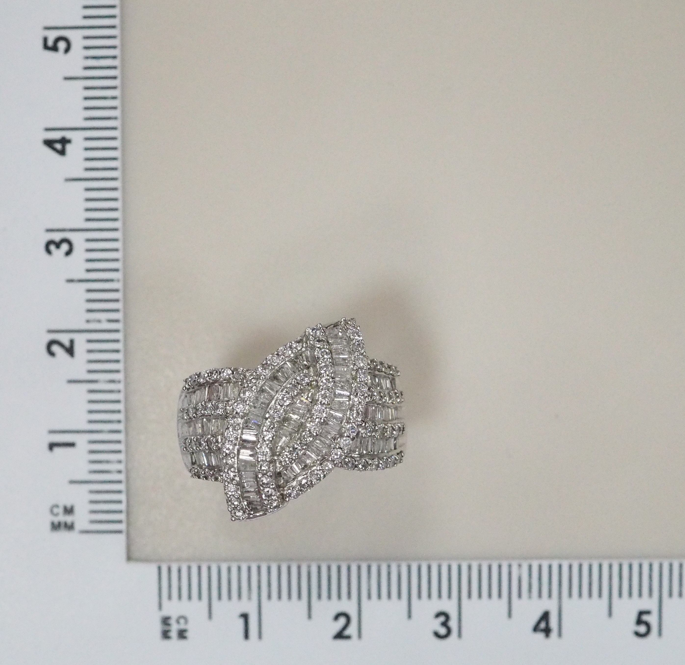 Кольцо из белого золота с бриллиантами